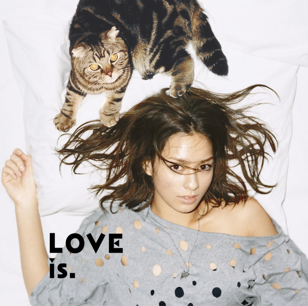 新曲「LOVE is.」のジャケット