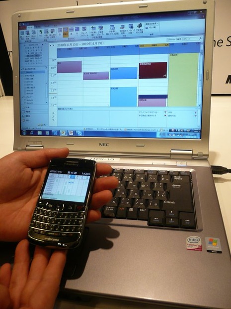マイクロソフトと協立情報通信のブースで行われていたデモ。BlackBerry上から、マイクロソフトのクラウドサービス「BPOS」にアクセスして予定表を見る