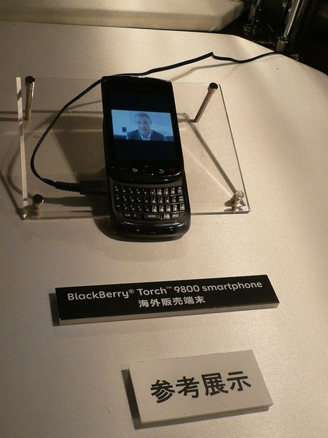 海外仕様の珍しいBlackBerry端末も参考展示。写真は「BlackBerry Torch 9800」