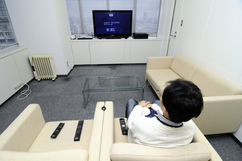 視聴したのはRBB TODAY編集部のあるオフィスの応接室。広さは12畳ほど。