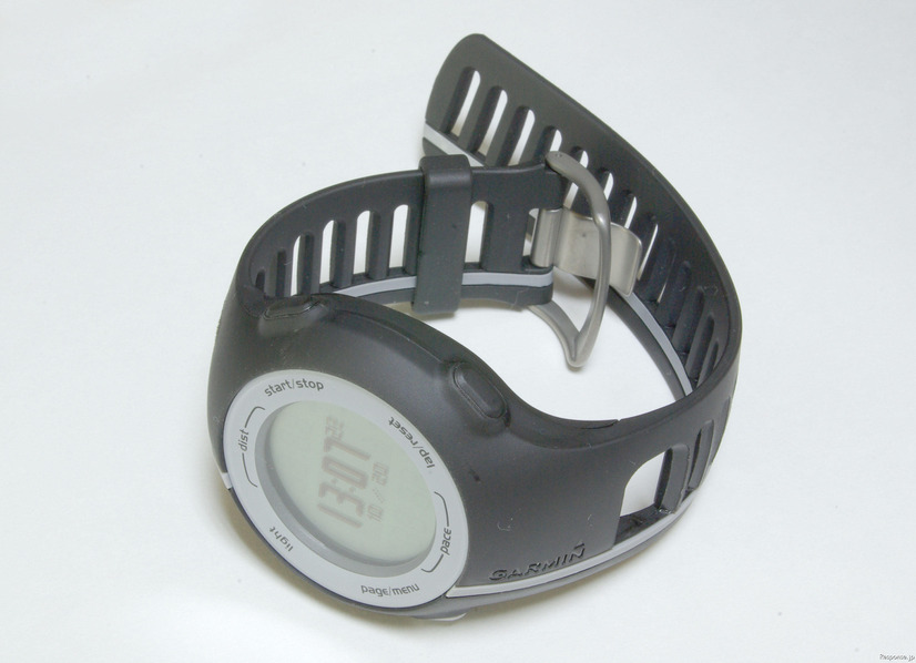 腕時計以外の何ものでもないといった外観。重量はわずか52グラム。当然ながら防水加工が施されており、日常生活防水（IPX7）となっている。 GARMIN ForeAthlete 110
