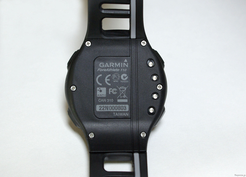裏面にはパソコンと接続しデータ転送や充電をするための端子がある。 GARMIN ForeAthlete 110