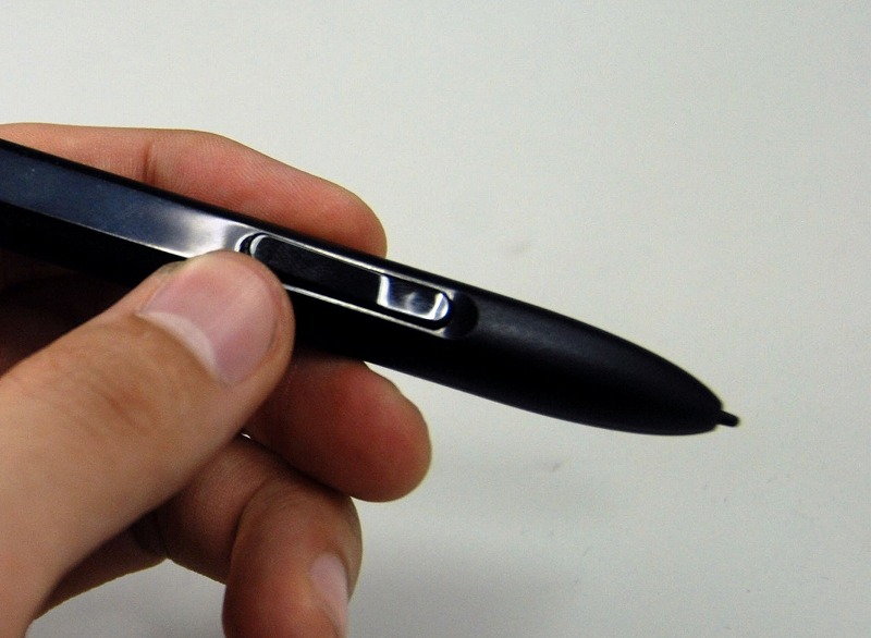 ペンは2サイドスイッチ搭載で、様々な操作が可能に