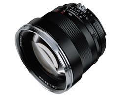 　コシナは20日、フィルムカメラとデジタルカメラの双方に対応する単焦点レンズ「Carl Zeiss Planar T*」2種を国内販売すると発表した。