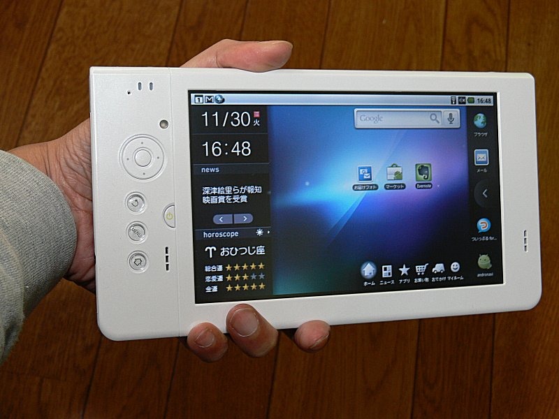 細長い本体は、背面から鷲づかみのような持ち方もできる。