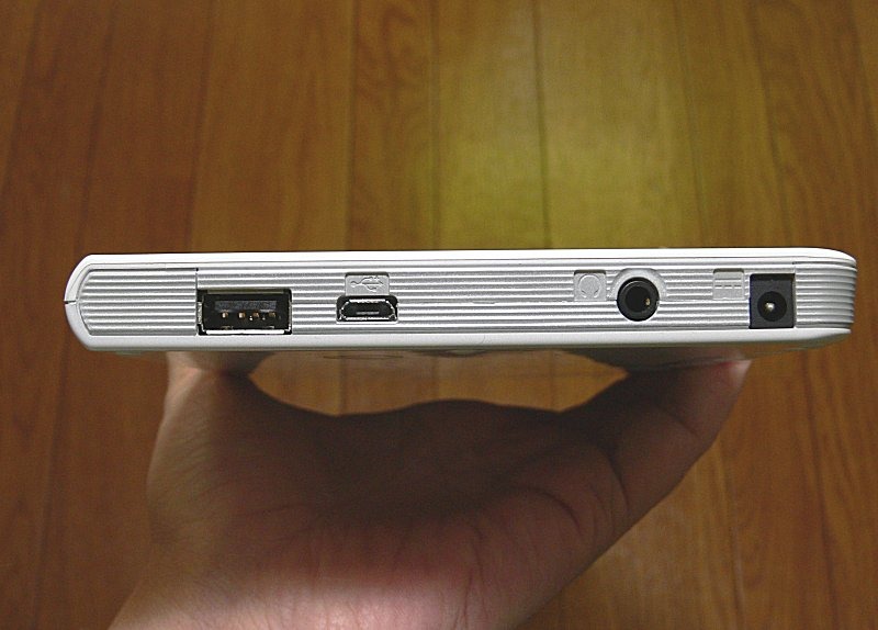 USBポートはPC接続用のMicro Bのほか、Standard Aも搭載している