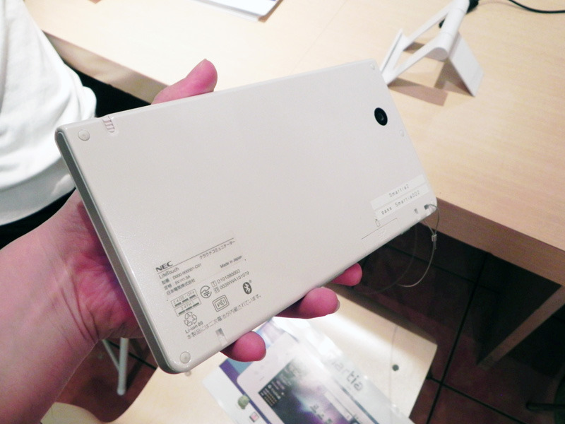 秋葉原のリナックスカフェでAndroid搭載タブレット「Smartia」のタッチ＆トライ