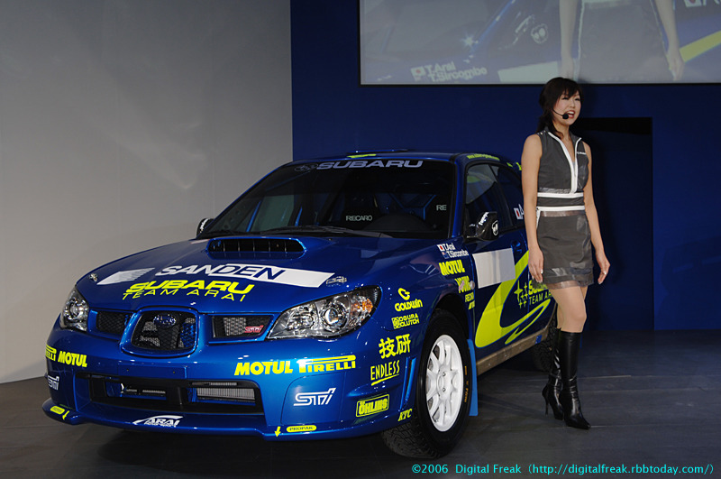 　東京オートサロン2006のコンパニオン写真集第13弾は、スバルブースから。