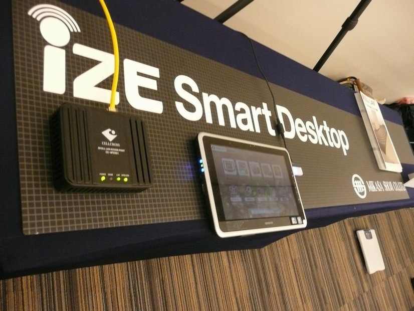 デバイスの下に敷いてある黒いシートがセルクロス社の「Cell LAN」。シート上で通信を限定できるユニークな製品だ