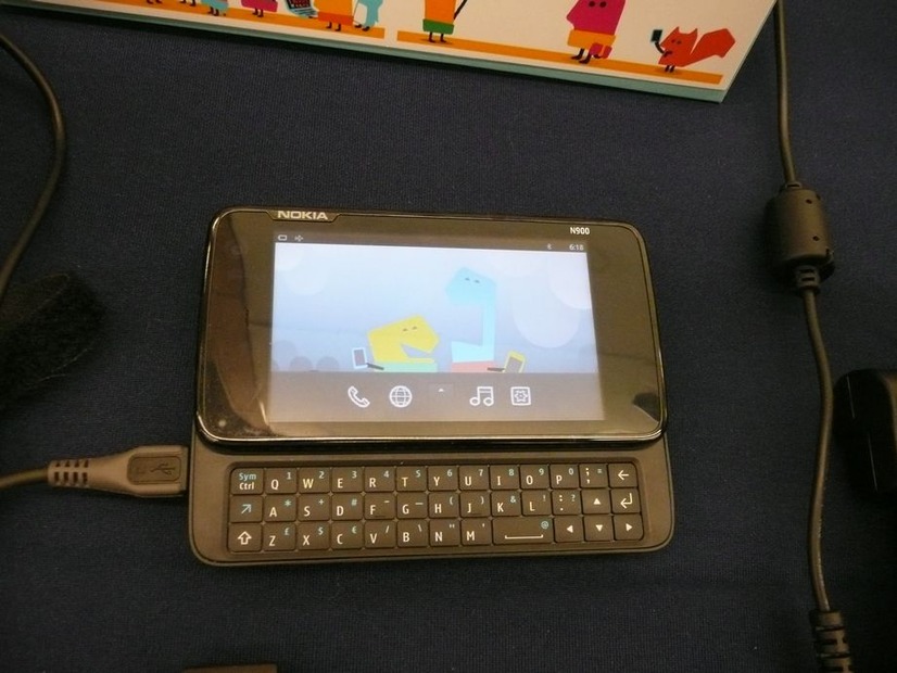 ノキアの最新スマートフォン・N900にMeeGoを実装した事例。パフォーマンスが今後の課題だという