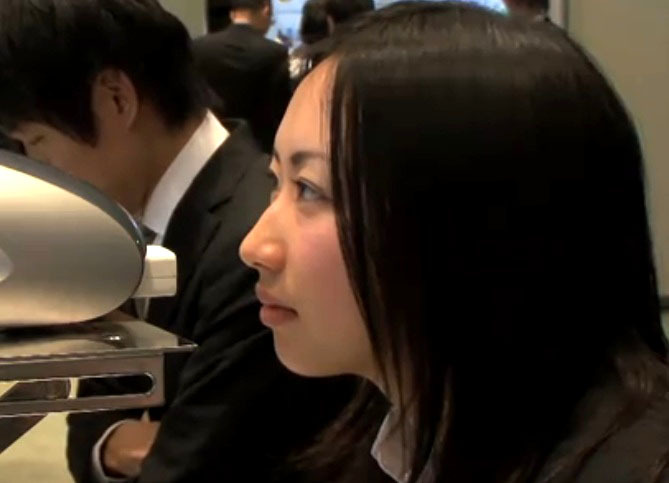 10日に実施された「慶應テクノモール 2010」にて、慶應義塾大学 岡田研究室は、開発中の嗅覚ディスプレイを展示