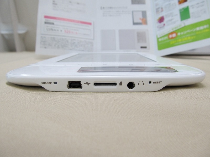 底部には、電源供給用のUSB端子、およびmicroSD／microSDHCカード用スロット、イヤホン端子を配置