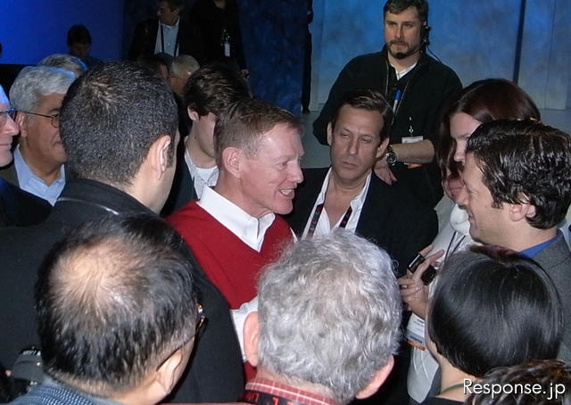 2011 International CES 記者団の質問に応えるアラン・ムラリーCEO