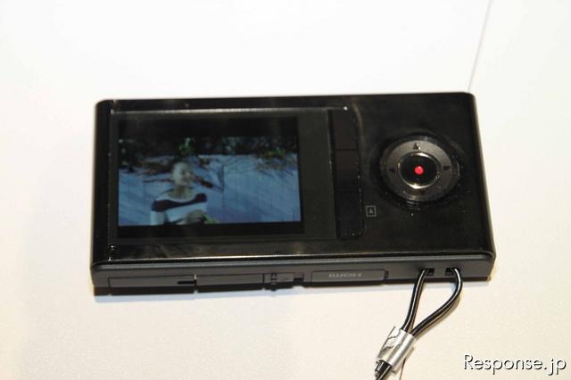 【CES 11】 ソニーが4月に発売するMHS-FS3。裸眼で3D映像が確認できるモニターを搭載するが、視野角はかなり狭い様子だった