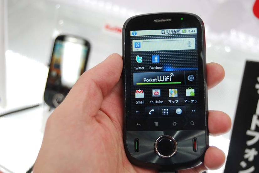 モバイルWi-Fiルータ機能は、画面上のガジェットをタップするだけで使える。「Pocket WiFi機能はAndroid   2.2でないと使いにくかった。2.2の登場に合わせてリリースできた」とエリック氏が語るように、操作は簡単だ