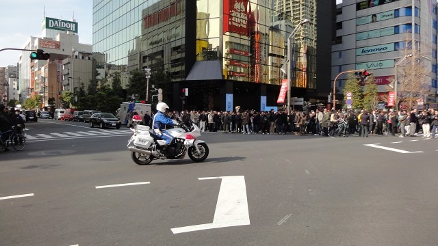 白バイも巡回し、再開に向けての安全確保を行っていた