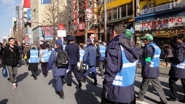 自警団によるパトロールとマナーPRも行われていた