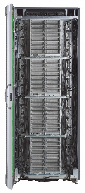 SGI「Altix ICE 8400」前面（パネルをオープンした状態）