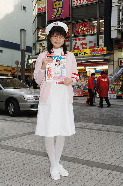 秋葉原の地域性を意識してか？　ナース衣装にメガネというマニア向けには最強の組み合わせ!!