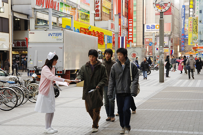 　JR秋葉原駅前の電気街口にナース姿のメガネ娘たちが出現し、DTIのTEPCOひかり入会キャンペーンをPR中。実施期間は2月6日から12日まで。