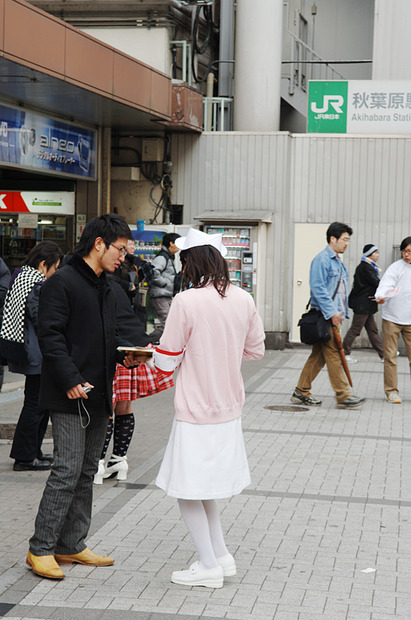 　JR秋葉原駅前の電気街口にナース姿のメガネ娘たちが出現し、DTIのTEPCOひかり入会キャンペーンをPR中。実施期間は2月6日から12日まで。