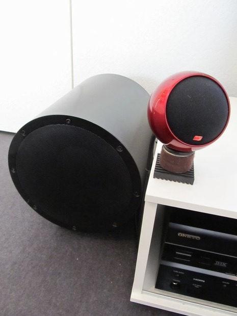 おシャレなスピーカーも目玉。アンソニー・ギャロ製5.1chサラウンドシステム。小型球体スピーカー「MICRO SATELLITE」（写真右）と、アクティブウーファ「tr-2」（写真右）。いずれも迫力のある低重音に対応