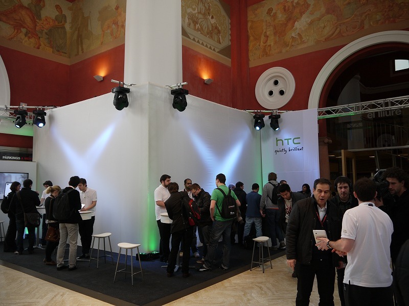 HTCの新端末発表会は本会場から数分離れた「Teatre Lliure」で行われた