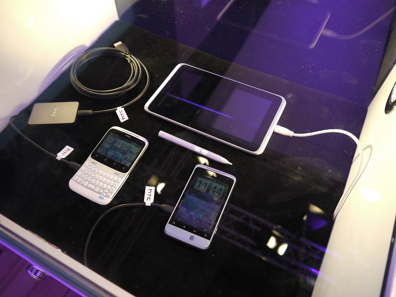 HTCブース内のガラスケースに展示されていた「HTC ChaCha」（左）「HTC Salsa」（右）