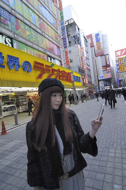 【秋葉原】秋葉原は意外と？都会ですよ。総武線の他に、つくばエクスプレス、JR山手線、JR京浜東北線も停車します。ここでもさっそくアプリを起動