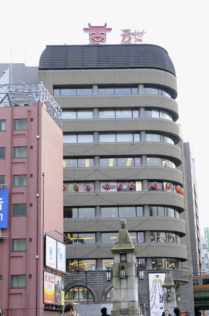 【秋葉原】これは有名な万世ビルです。ステーキハウスとかしゃぶしゃぶとかビル全部が万世です