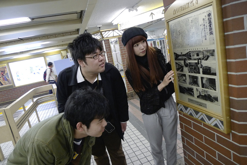 【浅草】銀座線の浅草駅はレトロな駅です。壁もレンガ調で昔の新聞の見本なんかが飾られてます。