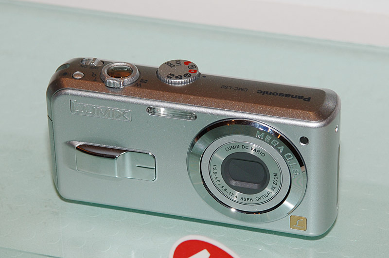 単3形電池対応のLUMIX DMC-LS2