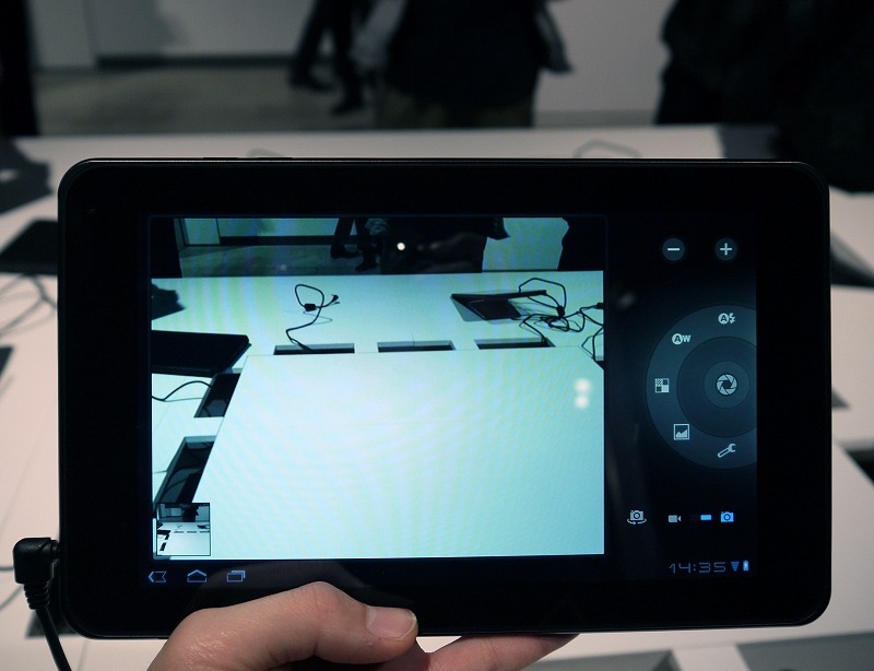 約200万画素のカメラを搭載。8.9インチディスプレイでの写真撮影は新鮮な操作ではあるものの、画素数が低いため大画面で表示すると画質は厳しい