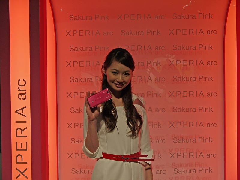 「Xperia arc」は女性ユーザーの取り込みを狙い「Sakura Pink」も用意