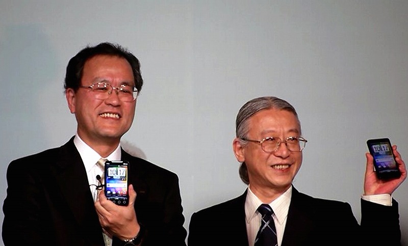 田中社長（左）とHTC 上級副社長 フレッド・リュウ氏