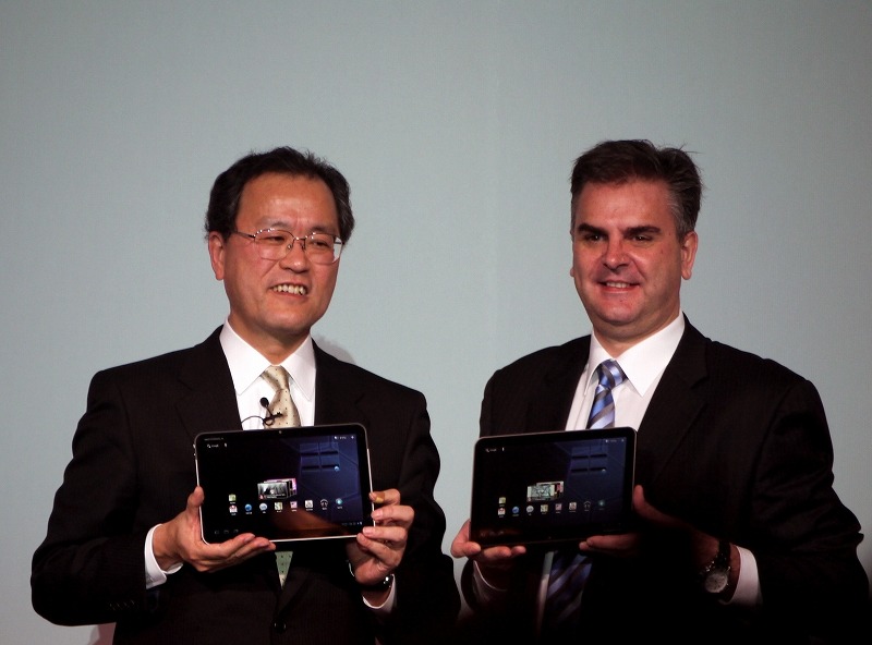 田中社長（左）とMotorola Mobility 副社長 スピロス・ニコラコポウロス氏