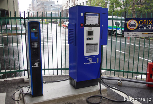 オリックスと東京都道路整備保全公社 普通充電器（左）と急速充電器（右）