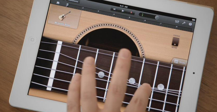 iPad用の「GarageBand」。画面にタッチしてバーチャルなチョーキングも！