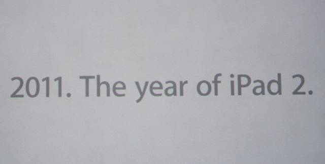 ジョブズ氏の「2011年はiPad 2の年」の言葉とともにイベント会場に映し出された文字