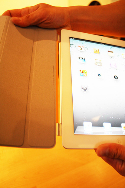 iPad 2に近づけるとマグネットで吸いつくようにくっつく