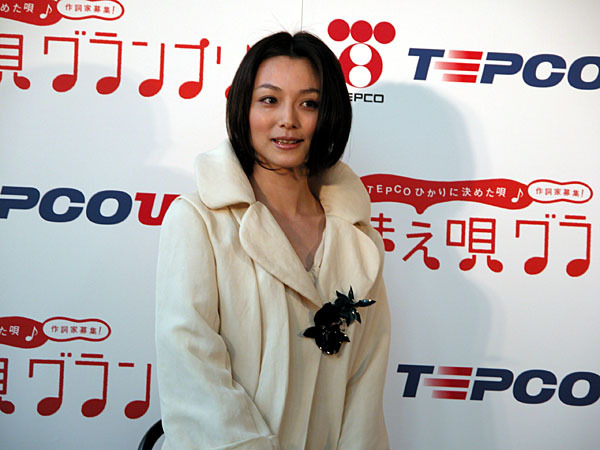 奥華子さんの歌声に聞き入る本上まなみさん