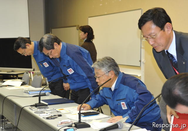 謝罪で始まった東京電力・清水正孝社長の会見（右から2番目） （13日22時・東電本社）　撮影＝中島みなみ