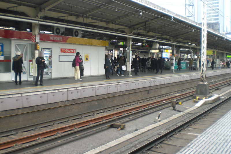 JR新橋駅（15日16時頃）