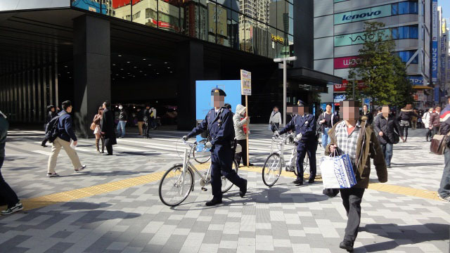 警官も自転車で巡回中