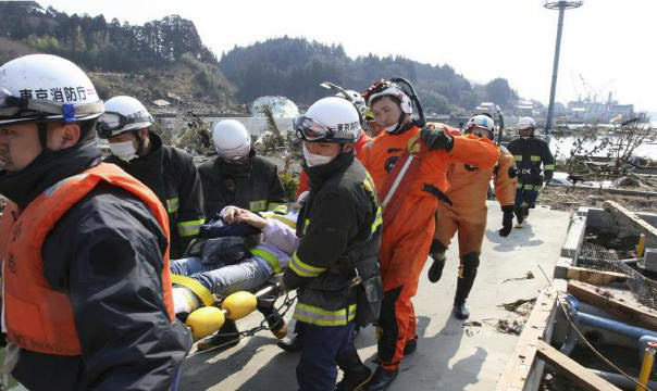 3月13日浜町付近から水難救助隊が逃げ遅れた人を救出