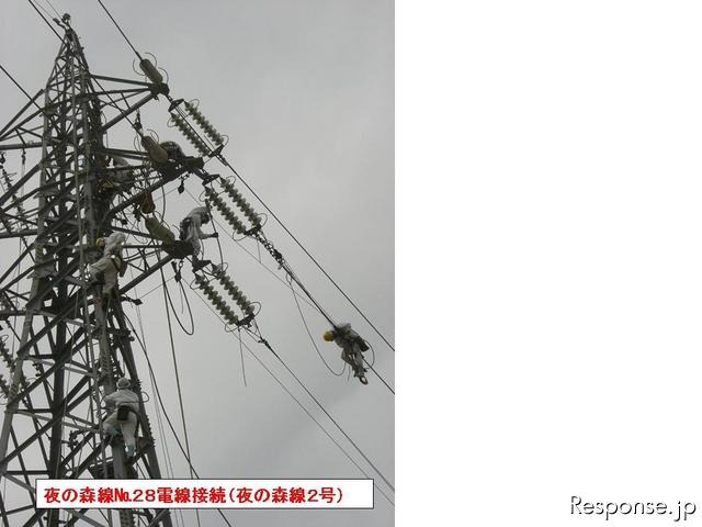 地面に落ちていた電線を張り直す 提供＝東京電力
