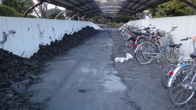 自転車置き場は、一時期完全に泥濘に埋もれていた