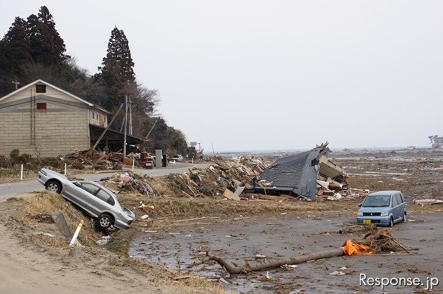 東日本大震災 津波は高台まで押し寄せ、室内には大きな魚が 東日本大震災 津波は高台まで押し寄せ、室内には大きな魚が