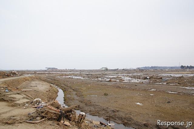 東日本大震災 津波は高台まで押し寄せ、室内には大きな魚が 東日本大震災 津波は高台まで押し寄せ、室内には大きな魚が