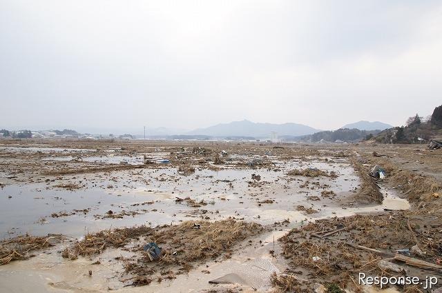 東日本大震災 津波は高台まで押し寄せ、室内には大きな魚が 東日本大震災 津波は高台まで押し寄せ、室内には大きな魚が